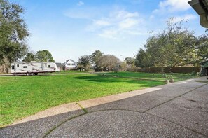 Property grounds - Spacious 5 bedroom house in Port Arthur! (Port Arthur)