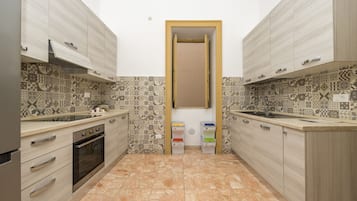 Een koelkast, een oven, een kookplaat, een vaatwasser