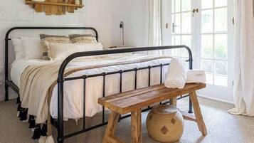 3 bedrooms, desk, iron/ironing board, travel cot