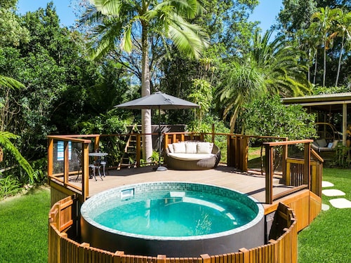 Byron Hinterland Escape with pool immersed in nature