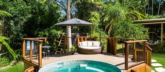 Byron Hinterland Escape with pool immersed in nature