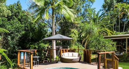Byron Hinterland Escape with pool immersed in nature