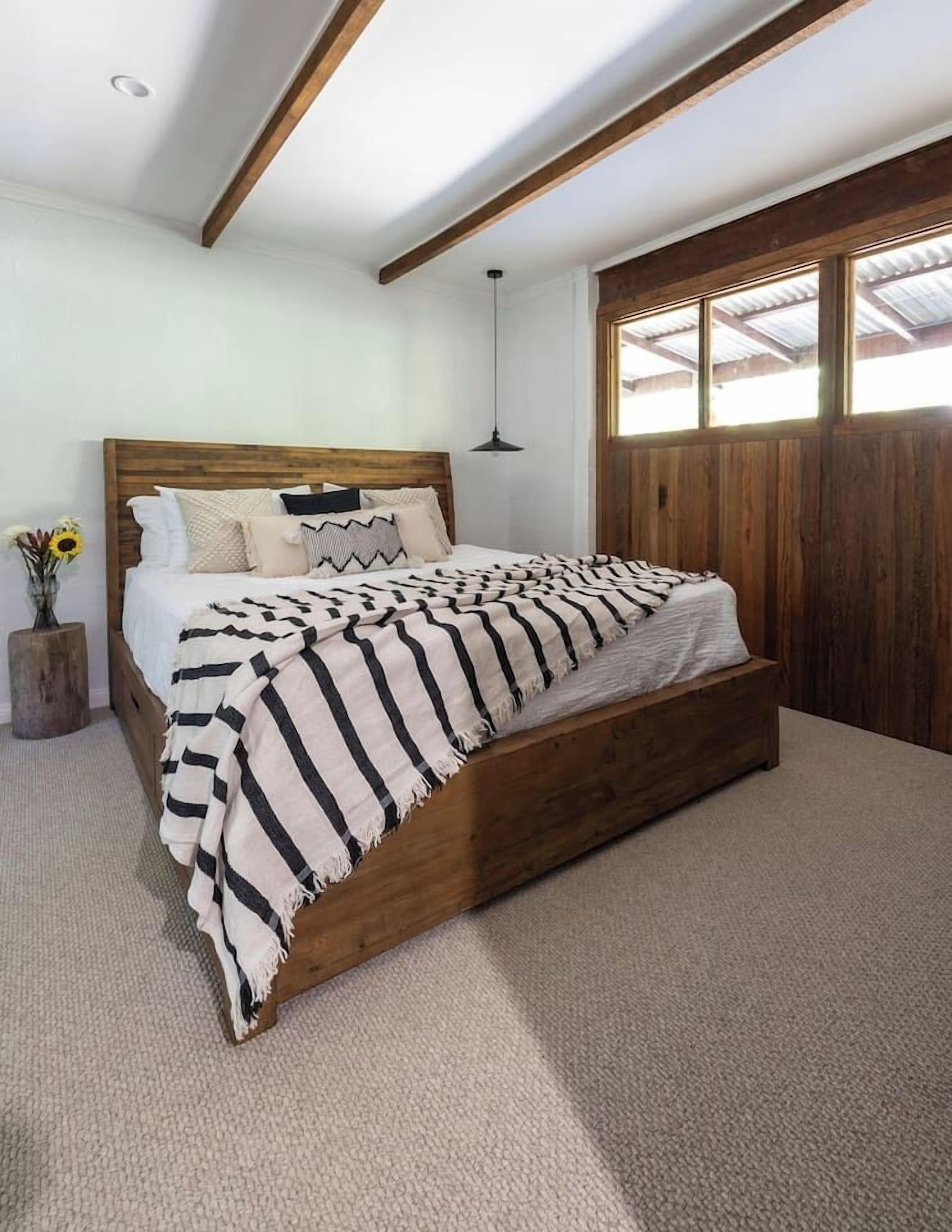 3 bedrooms, desk, iron/ironing board, travel cot