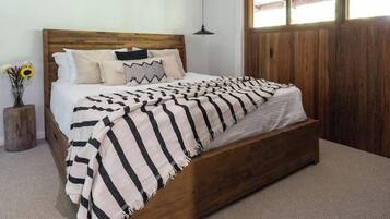 3 bedrooms, desk, iron/ironing board, travel cot