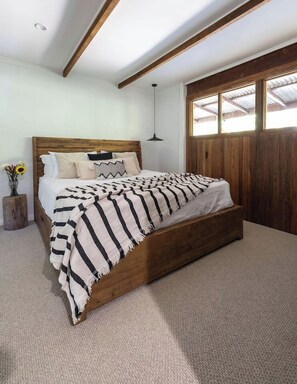 3 chambres, bureau, fer et planche à repasser, lit parapluie