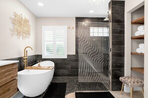 Douche, sèche-cheveux, serviettes fournies, savon