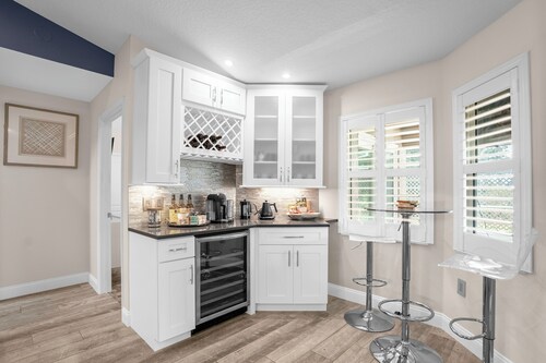 Luxurious Romantic 4BD/2BAVilla Free Heated Pool/Private Backyard