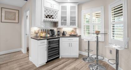 Luxurious Romantic 4BD/2BAVilla Free Heated Pool/Private Backyard