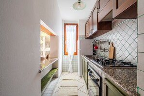 Fridge, microwave, oven, stovetop - Holiday Home 'Su Entu A Mari Museddu' with Sea View, Shared Garden and Wi-Fi (Cardedu)