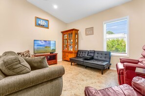 Smart-TV, fotballspill, bordtennis og bøker