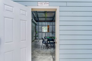 Outdoor dining - 3-bedroom house with Hot Tub and Game Room in Eastpoint, 10 minute drive to SGI (Eastpoint)