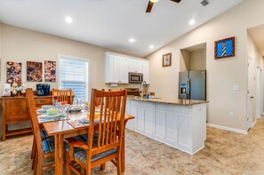Dining - 3-bedroom house with Hot Tub and Game Room in Eastpoint, 10 minute drive to SGI (Eastpoint)