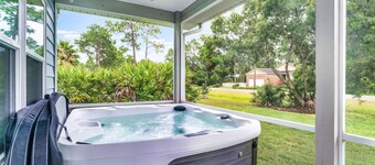 3-bedroom house with Hot Tub and Game Room in Eastpoint, 10 minute drive to SGI