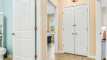 3 bedrooms, travel cot, free WiFi, bed sheets