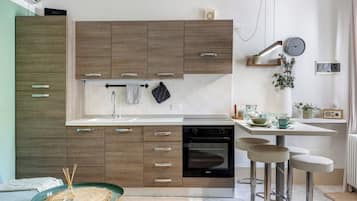 Fridge, oven, stovetop, coffee/tea maker