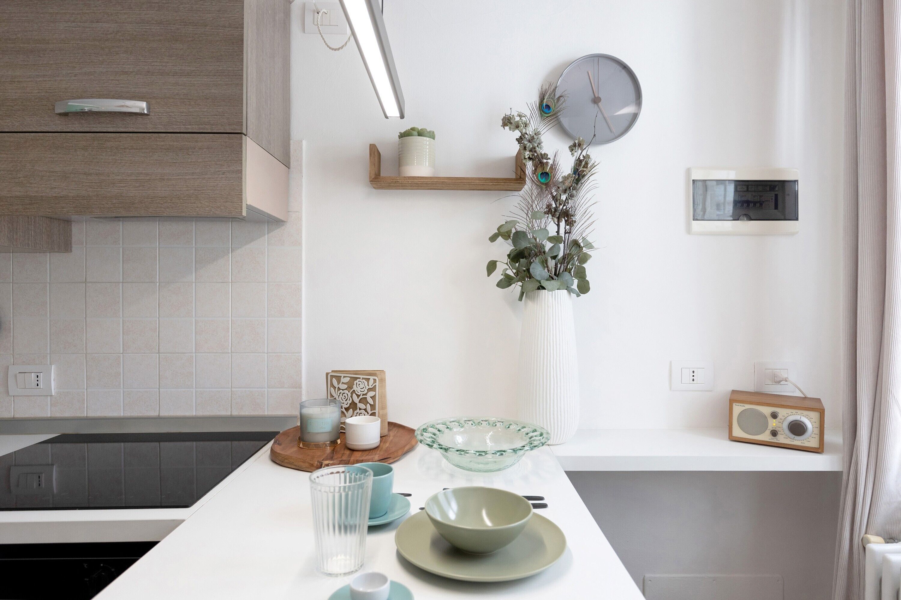 Fridge, oven, stovetop, coffee/tea maker