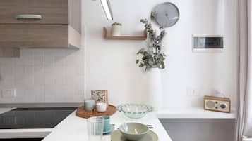 Fridge, oven, stovetop, coffee/tea maker