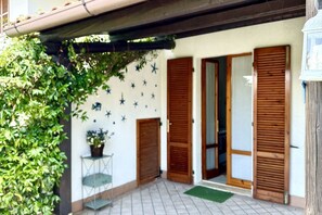 Exterior detail - M405 - Marcelli, comfortable three-room apartment with garden (Marcelli)