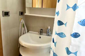 Douche, bidet, serviettes fournies