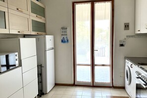 Fridge, microwave, oven - M405 - Marcelli, comfortable three-room apartment with garden (Marcelli)