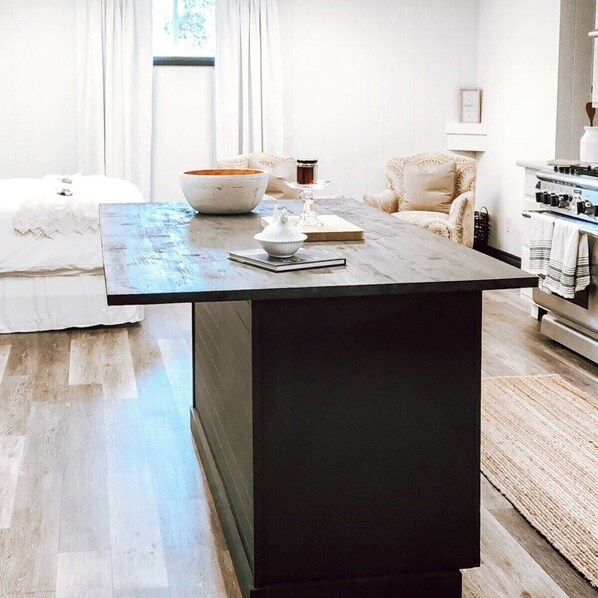 1 bedroom, WiFi, bed sheets - Cellar Suite at Winery and Vineyard (Waterford)