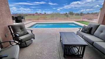 Een buitenzwembad, een verwarmd zwembad