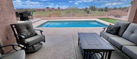 Utomhuspool och uppvärmd pool