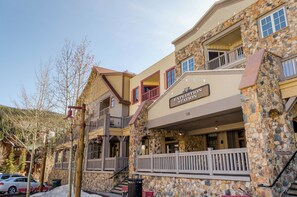 Exterior - Expedition Station lodge at River Run Village, steps to gondola, pool, and gym
(Keystone)