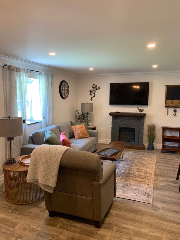 Living area - A quiet retreat, conveniently located near the historic part of Trinity! (Trinity)