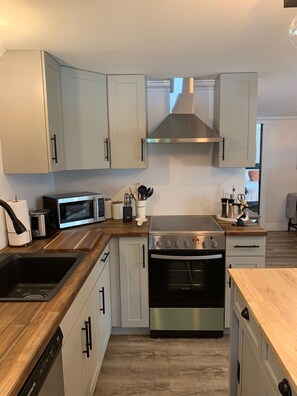 Private kitchen - A quiet retreat, conveniently located near the historic part of Trinity! (Trinity)