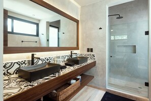 Elite Studio, Garden View | Bathroom | Shower, rainfall showerhead, free toiletries, hair dryer - Studio Boutique 27 con piscina y gimnasio en BT Homes (Tulum)