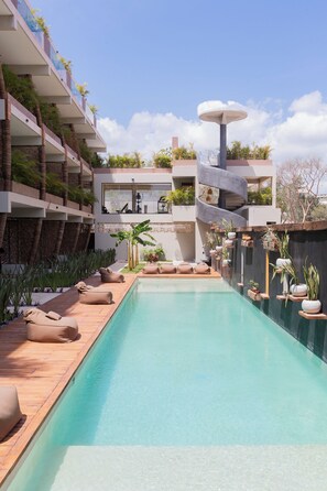 Outdoor pool, pool loungers - Studio Boutique 27 con piscina y gimnasio en BT Homes (Tulum)