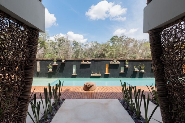 Outdoor pool, pool loungers - Studio Boutique 27 con piscina y gimnasio en BT Homes (Tulum)