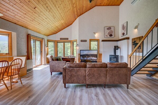 Smart TV, caminetto, tavolo da calcetto