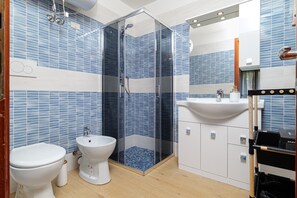 Dusche, Haartrockner, Handtücher