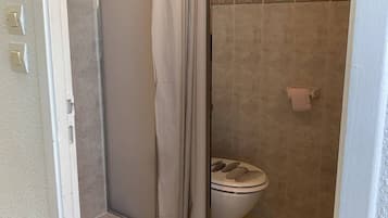 Een douche, een haardroger, handdoeken, toiletpapier
