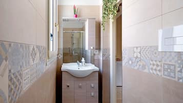 Bruser, hårtørrer, håndklæder