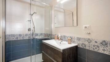 Douche, sĂšche-cheveux, serviettes fournies