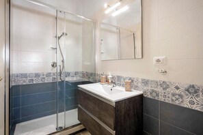 Douche, sèche-cheveux, serviettes fournies