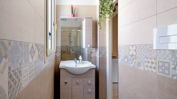 Dusche, Haartrockner, Handtücher