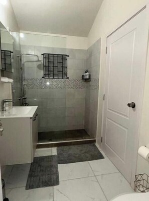 ヘアドライヤー、タオル、石鹸、トイレットペーパー