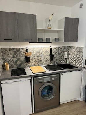 Kühlschrank, Mikrowelle, Herdplatte, Wasserkocher mit Kaffee-/Teezubehör