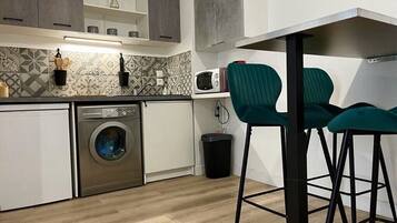 Een koelkast, een microgolfoven, een kookplaat