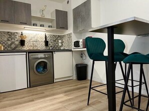 Réfrigérateur, micro-ondes, plaque de cuisson, cafetière/bouilloire