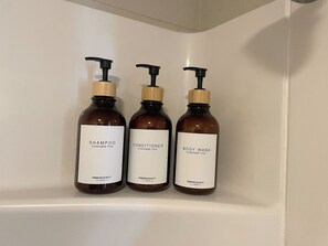 Hiustenkuivaaja, pyyhkeet, saippua, sampoo