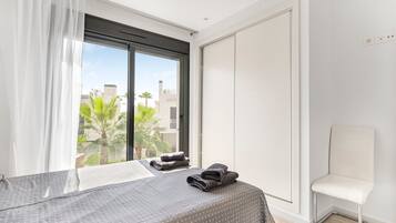 3 slaapkamers, een strijkplank/strijkijzer, gratis wifi, beddengoed