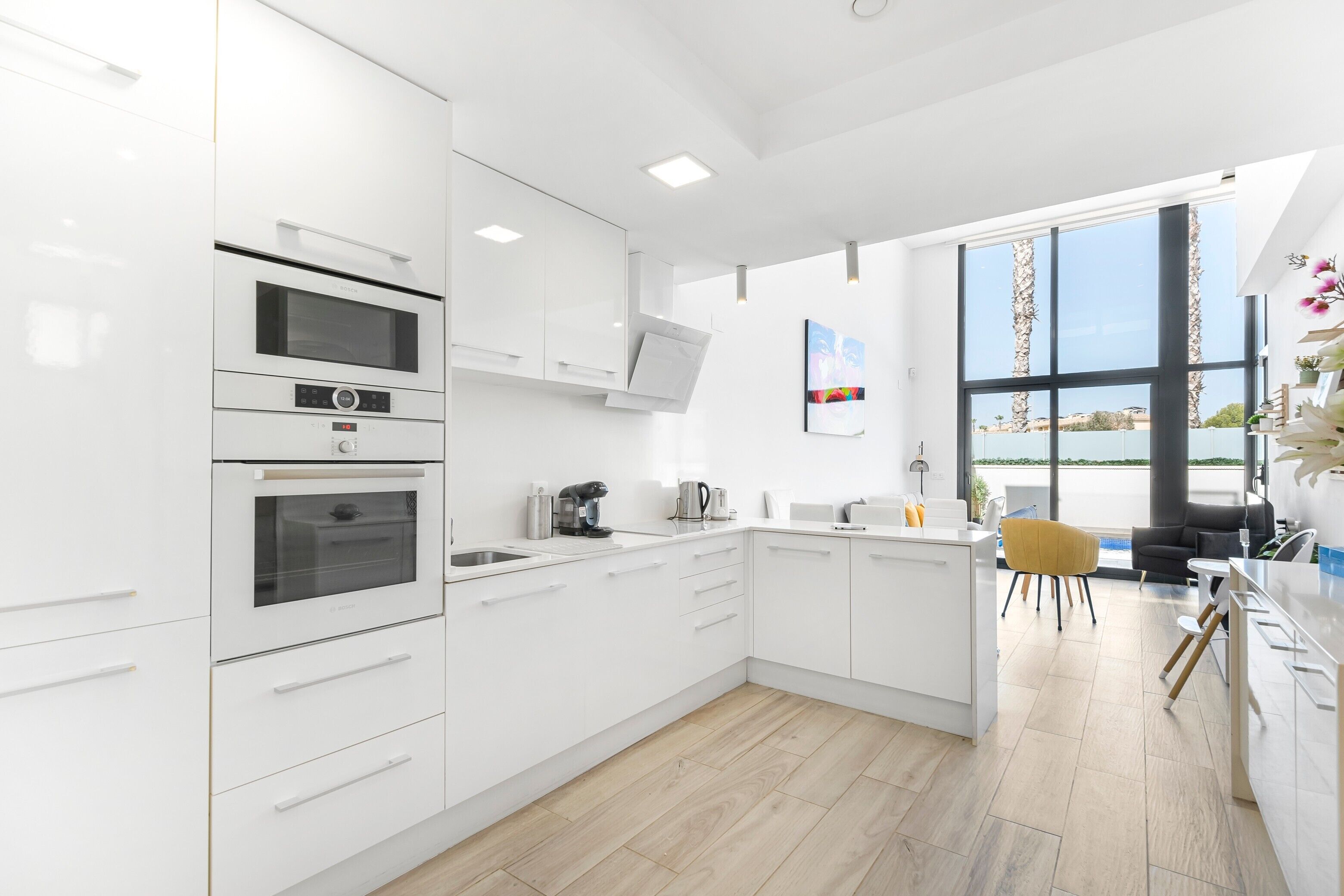 雪櫃、微波爐、焗爐、爐具