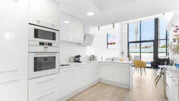 Een koelkast, een magnetron, een oven, een kookplaat