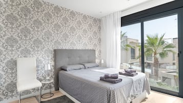 3 slaapkamers, een strijkplank/strijkijzer, gratis wifi, beddengoed