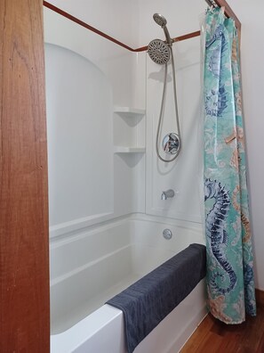 Haartrockner, Bidet, Handtücher